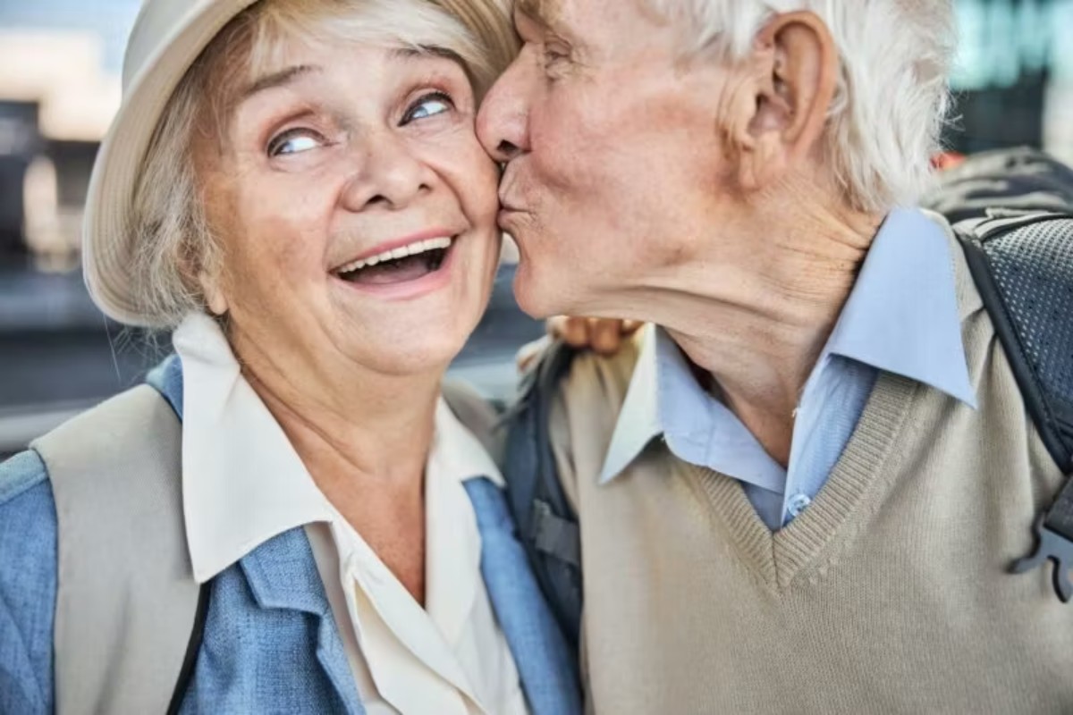 Couple âgé souriant et complice célébrant 58 ans de mariage, illustrant les noces d’érable et un amour profond, chaleureux et durable construit au fil des années